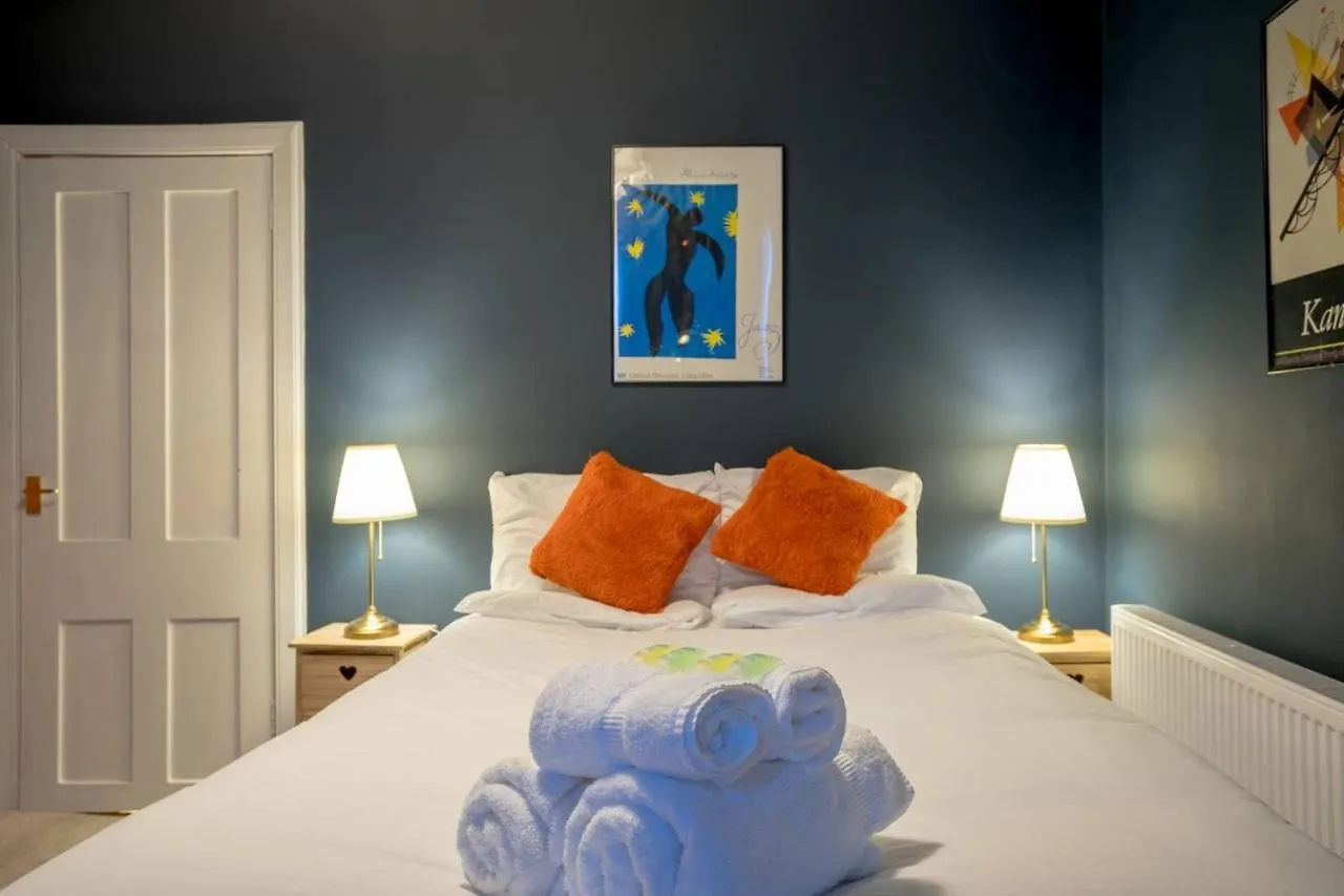 Joivy Unique&Artsy Royal Mile Apt - Relive Music History Apartment Edinburgh 0*,  United Kingdom